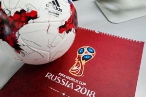 Den officelle fodbold til VM i Rusland med en FIFA-blok som baggrund