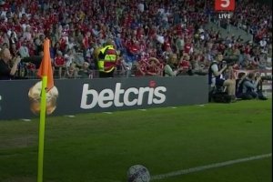 Betcris banner-reklame på Brøndby stadion under Danmarks landskamp mod Mexico