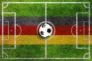 Fodbold på græsplæne med det tyske flag