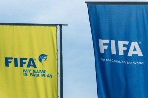To Fifa-flag, der hænger foran deres hovedkvart