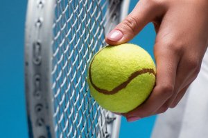 Kvindelig tennisspiller klar til at serve