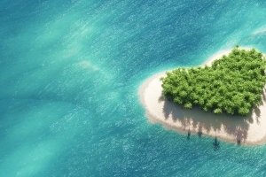 Hjerteformet frodig grøn ø i azurblåt hav med hurtigsejlende speedbåd