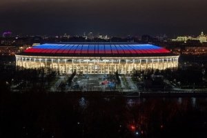 Luzhniki Stadium i Moskva oplyst af det russiske flags farver