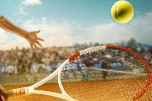 Mandlig tennisspiller på grusbane