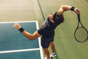 Mandlig tennisspiller på hardcourt