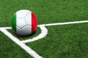 Fodbold med det italienske flag på fodboldbane