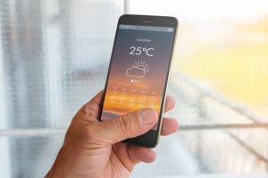 Smarthphone med vejrtemperatur og solskin