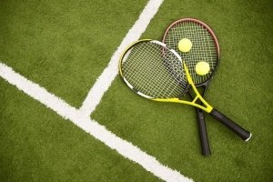 Tennis græsbane med to tennisketchere