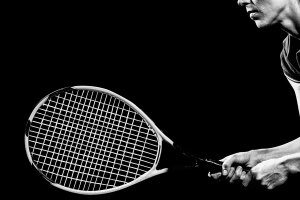 Tennisspiller med sort baggrund