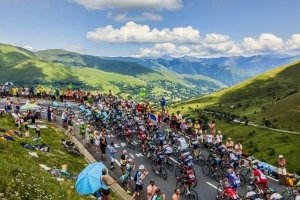 Tour de France-feltet på vej op af et bjerg