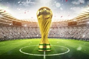 Vinderpokal til VM i fodbold 2018 i Rusland med stadion som baggrund