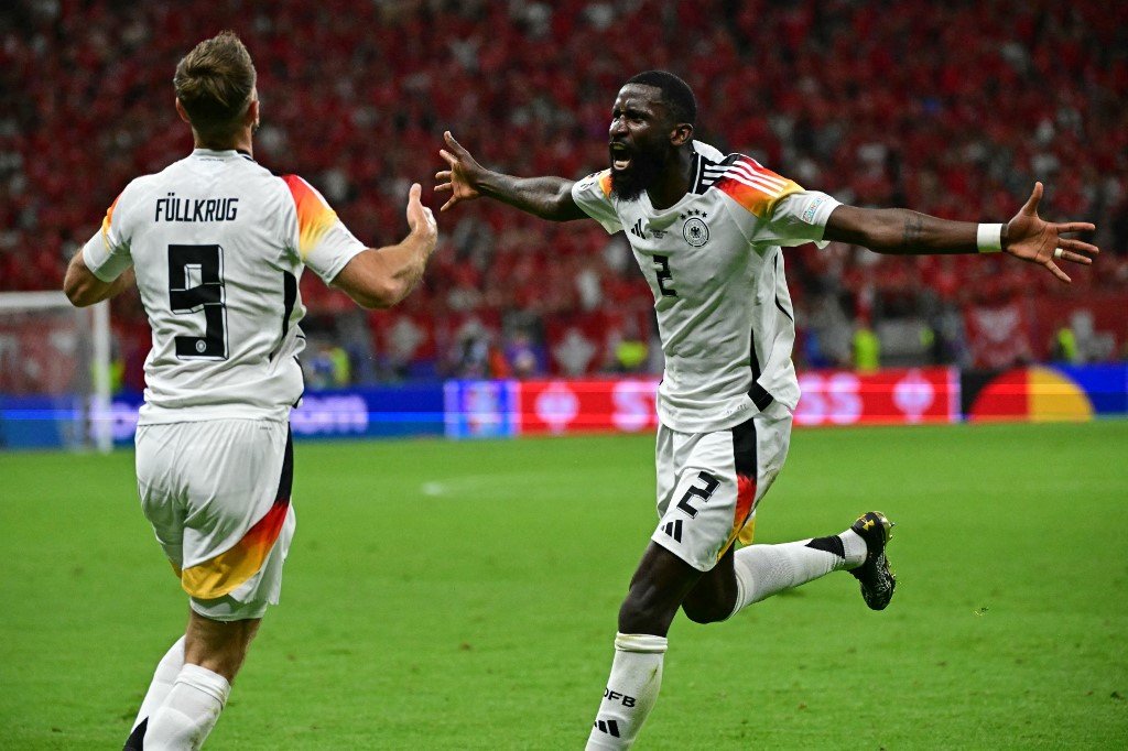 Niclas Füllkrug (Tyskland) fejrer sit mål med Antonio Rudiger under EM 2024.