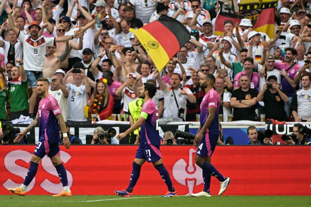 Spillere fra Tysklands landshold og tyske fans ved EM 2024